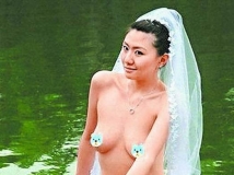 裸体拍婚纱，上海周浦公园里--围观