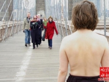 纽约女性集体半裸活动 扞卫女性公开“上空”权益