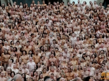 裸体与行为艺术，5000人赤裸与悉尼歌剧院亲密接触